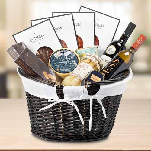 - Elegant Christmas Wine Baskets With Gourmet Food